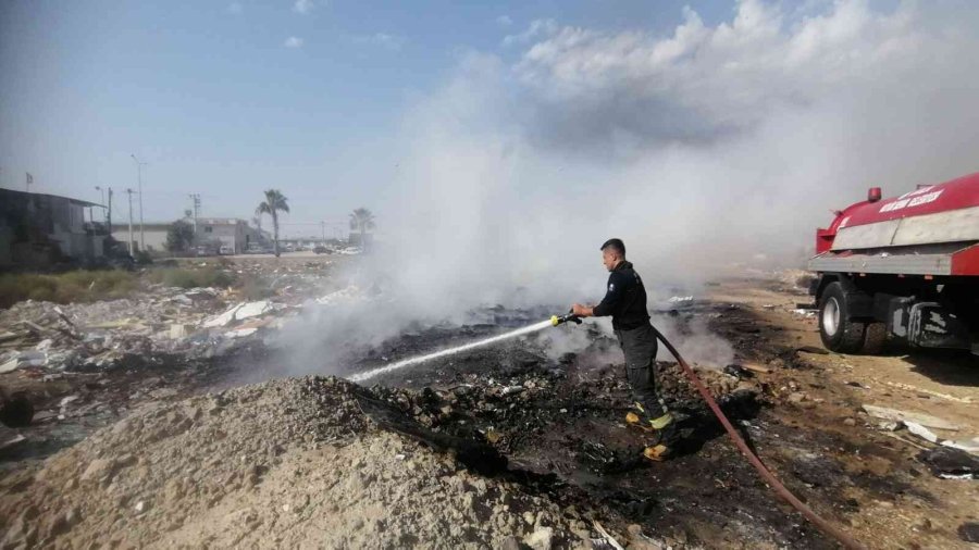 Hurda Malzeme Yangınından Çıkan Siyah Dumanlar Gökyüzünü Kapladı