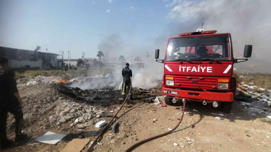 Hurda Malzeme Yangınından Çıkan Siyah Dumanlar Gökyüzünü Kapladı