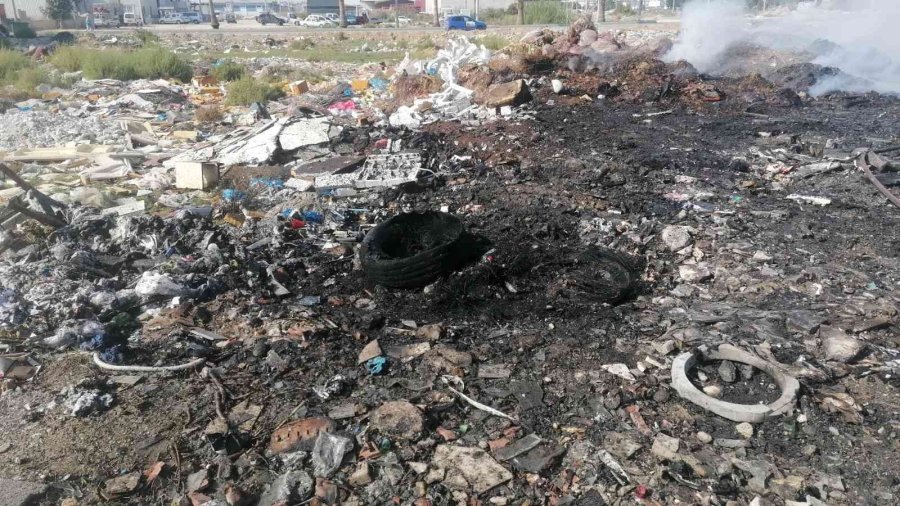 Hurda Malzeme Yangınından Çıkan Siyah Dumanlar Gökyüzünü Kapladı