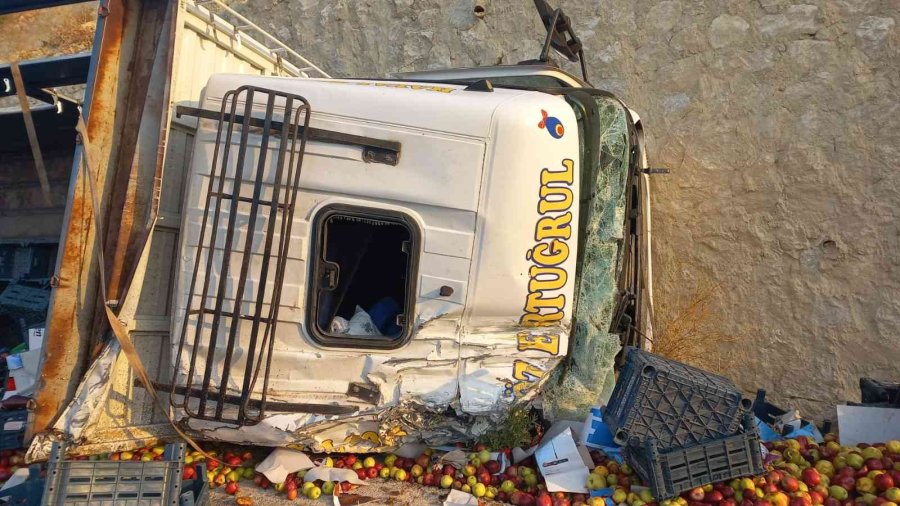 Karaman’da Elma Yüklü Kamyon Devrildi: 3 Yaralı