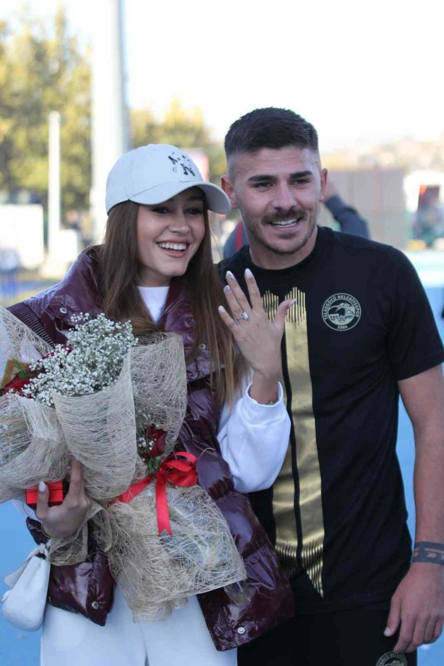 Maç Bitti, Yüzüğü Çıkardı