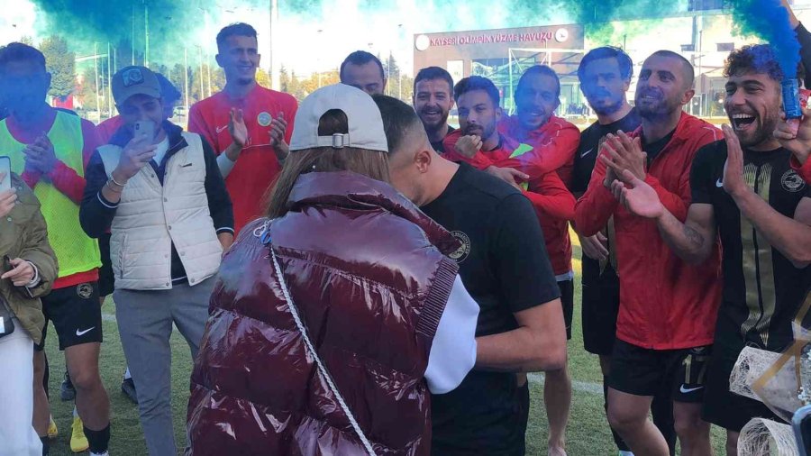 Maç Bitti, Yüzüğü Çıkardı