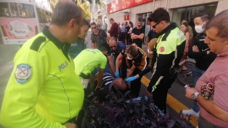 Bankta Baygın Halde Bulundu, Kendisini Uyandıran Ekiplere Demediğini Bırakmadı