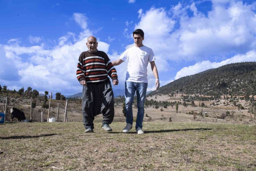 82 Yaşında Fizik Tedaviyle Yürümenin Keyfini Yaşıyor