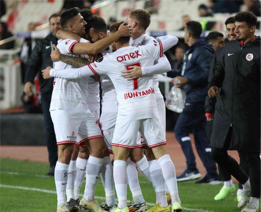 Antalyaspor, 2. Kez Üst Üste Galibiyet Sevinci Yaşadı