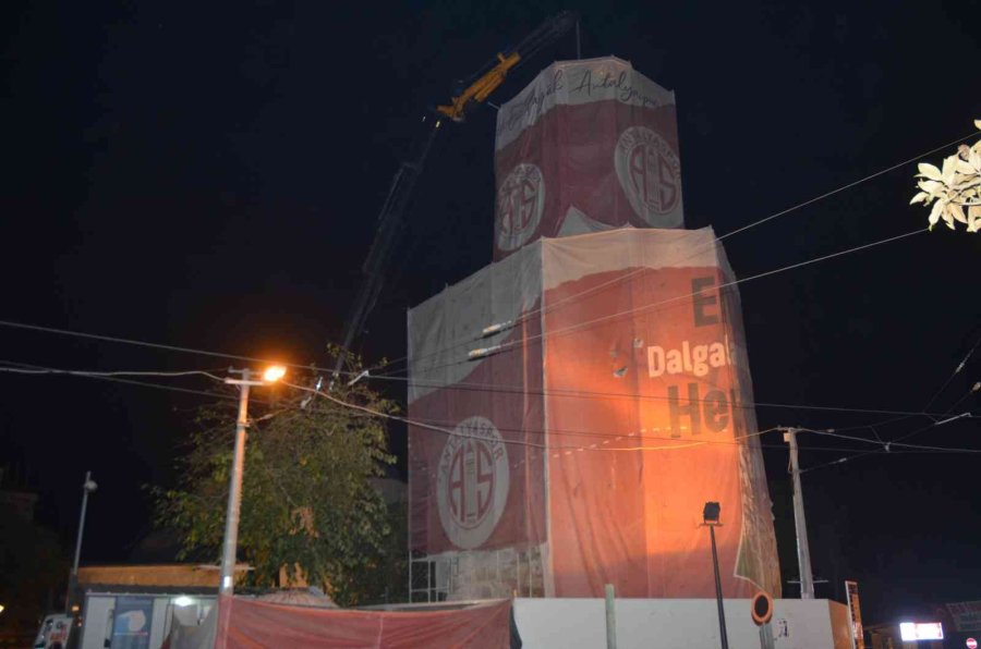 Tarihi Saat Kulesi 80 Yıl Aradan Sonra Kubbesine Kavuştu