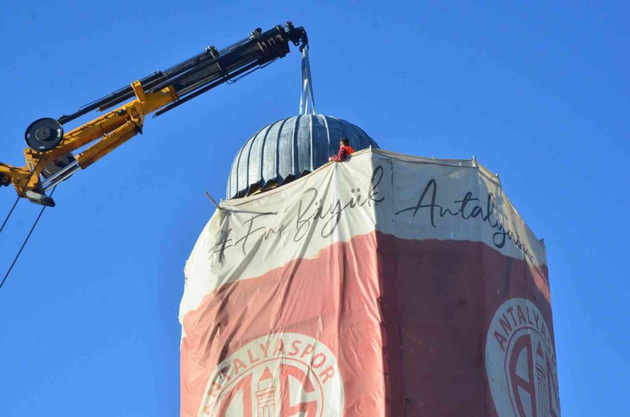 Tarihi Saat Kulesi 80 Yıl Aradan Sonra Kubbesine Kavuştu