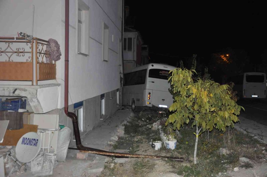 Karaman’da Kamyonet İle Çarpışan İşçi Midibüsü Binaya Çarparak Durabildi: 12 Yaralı