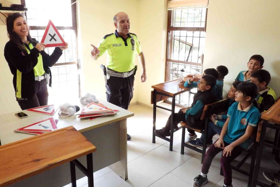 Kepez’de, İlkokul Öğrencilerine Trafik Eğitimi