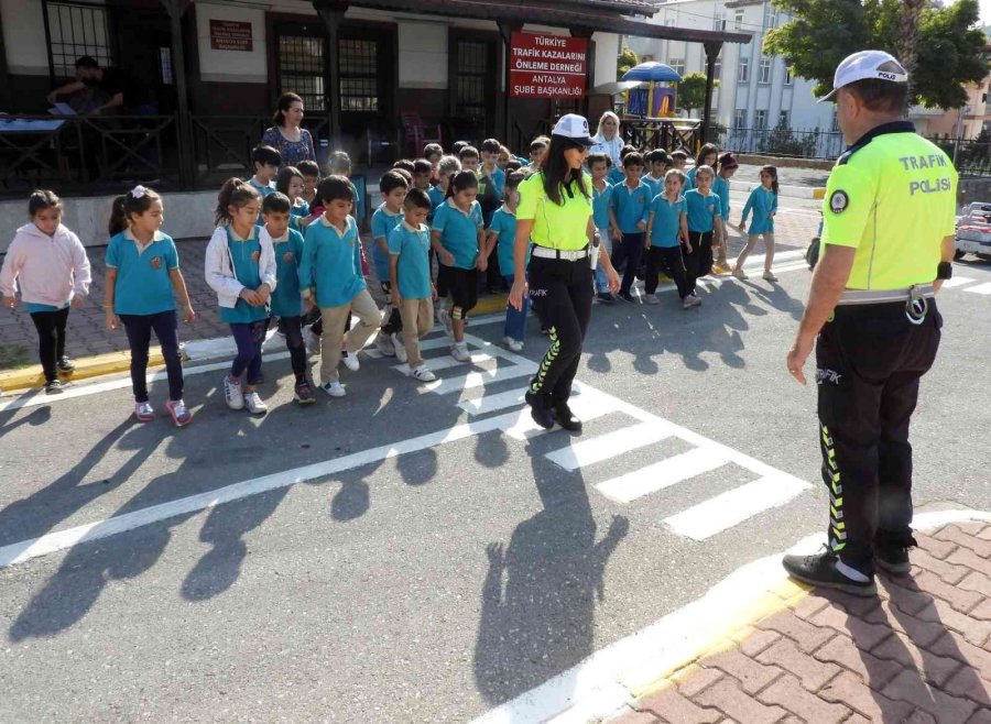 Kepez’de, İlkokul Öğrencilerine Trafik Eğitimi