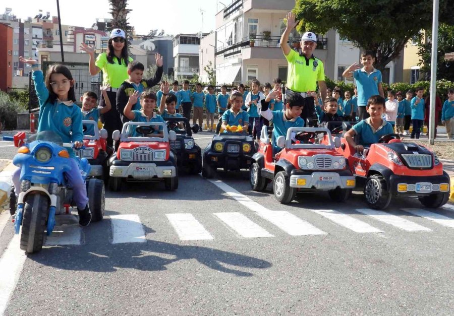 Kepez’de, İlkokul Öğrencilerine Trafik Eğitimi