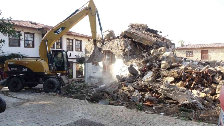 Side Antik Kentte Kaçak Yapılar Yıkılıyor