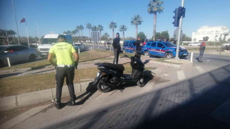Antalya’da Otomobil Ve 2 Motosikletin Çarpıştığı Kazada 2 Kişi Yaralandı