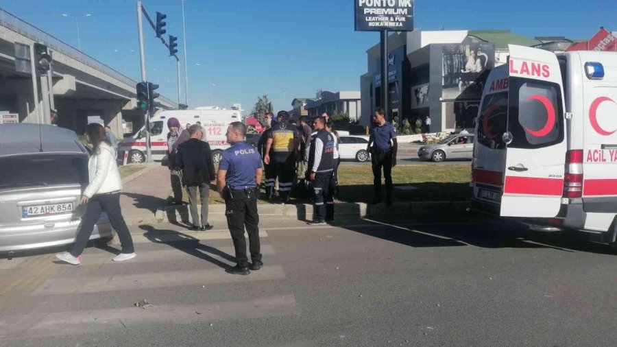 Antalya’da Otomobil Ve 2 Motosikletin Çarpıştığı Kazada 2 Kişi Yaralandı