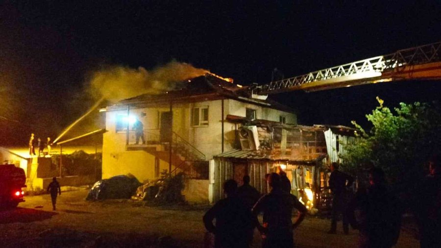 Mantarhanede Çıkan Yangın Eve Sıçradı