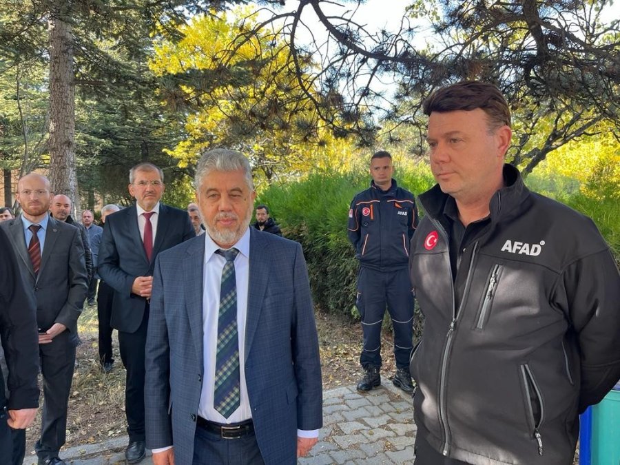 Siren Sesini Duyan Herkes İlk Bulduğu Güvenli Alana Sığındı