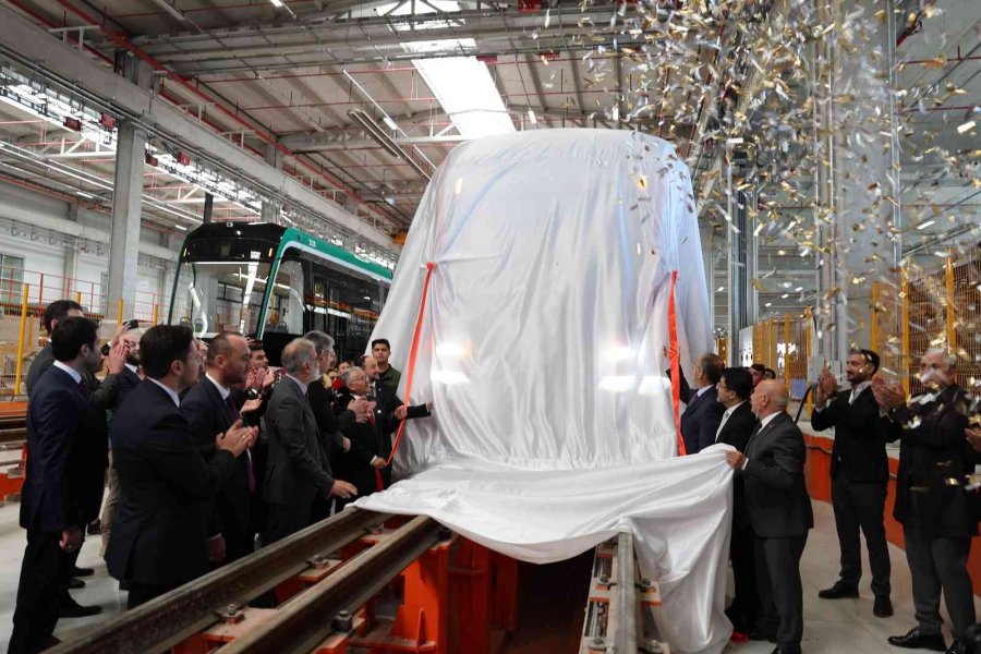 Tramvay Hattının İlk Aracının Örtüsü Kaldırıldı