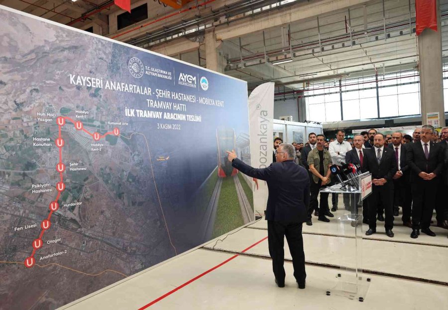 Tramvay Hattının İlk Aracının Örtüsü Kaldırıldı