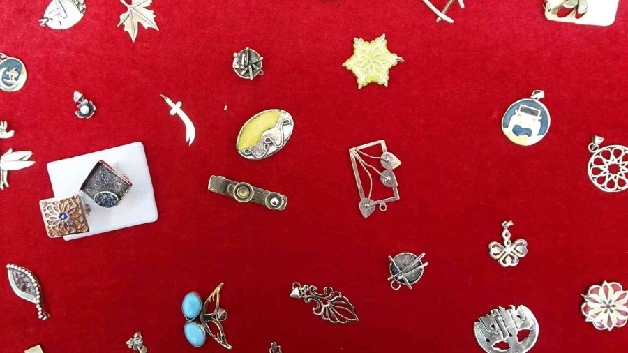 Öğrencilerden Kuyumcuları Kıskandıran Takılar