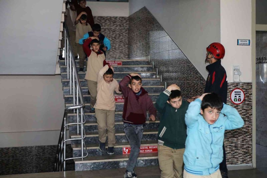 Konya’da Deprem Tatbikatı: Vali Öğrencilerle Sıra Altında Tehlikenin Geçmesini Bekledi