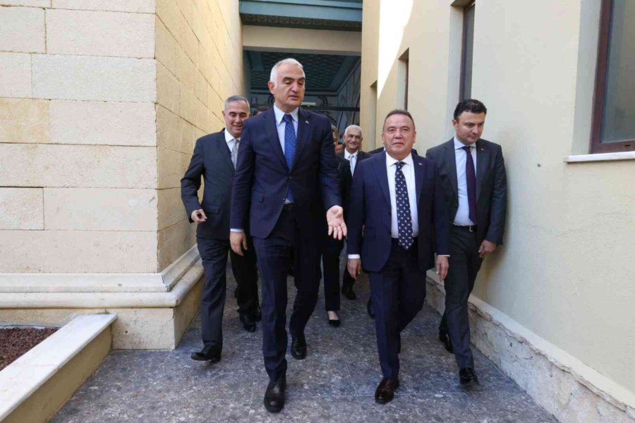 Bakan Ersoy, Türkiye’ye En Çok Ziyaretçi Gönderen Ülkeyi Açıkladı