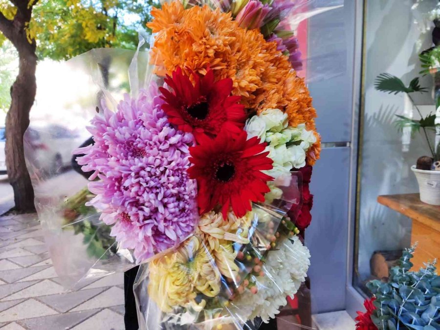 Öğretmenler Günü’nün Hafta İçi Kutlanacak Olması Çiçekçilere Yaradı