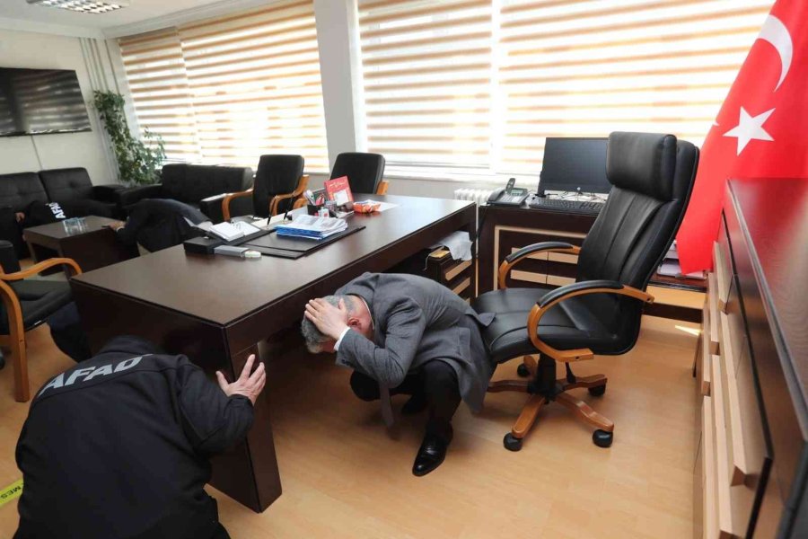 Siren Sesini Duyan Herkes İlk Bulduğu Güvenli Alana Sığındı