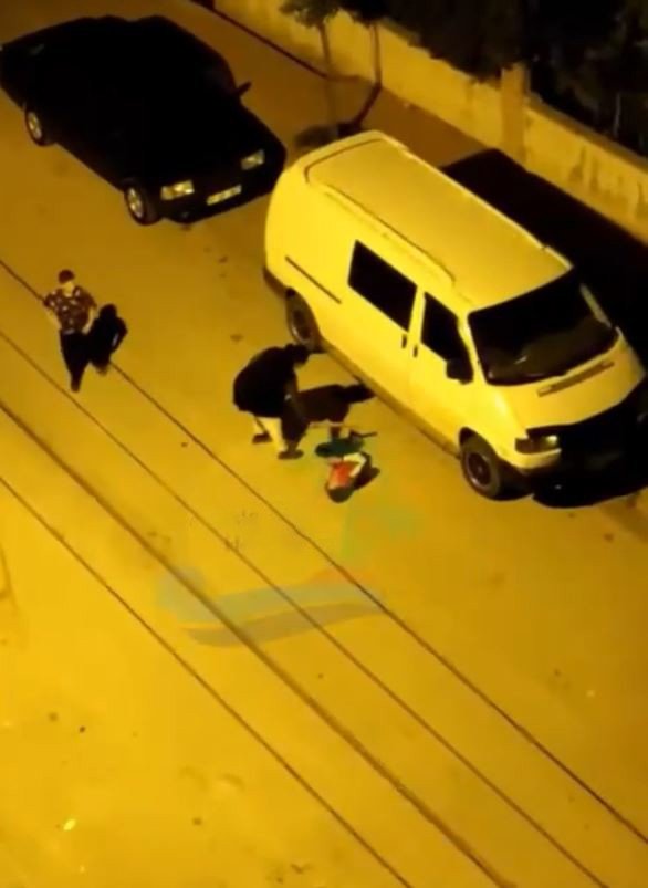 Antalya’da Vicdanları Sızlatan Olay: Küçük Çocuğu Sopayla Sokak Ortasında Dövdü
