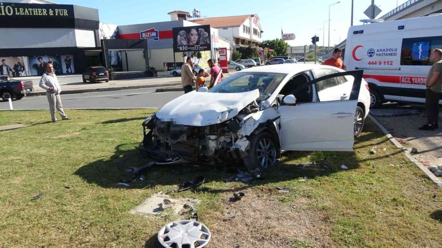 Hasta Almaya Giden Ambulans Otomobille Çarpıştı: 2 Yaralı