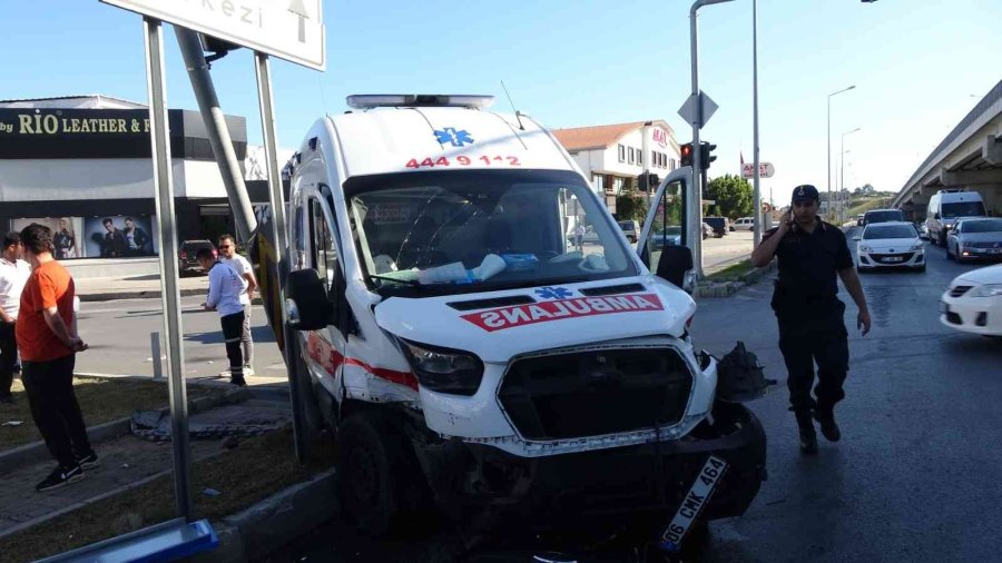 Hasta Almaya Giden Ambulans Otomobille Çarpıştı: 2 Yaralı