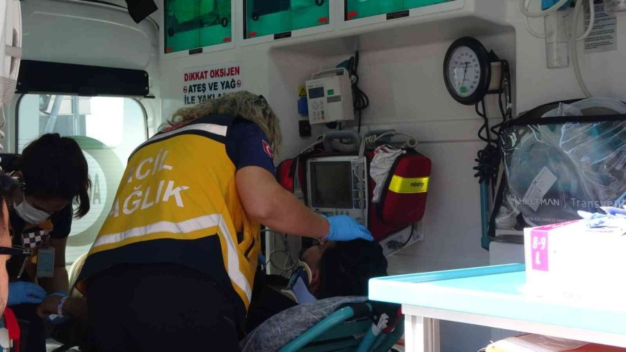 Hasta Almaya Giden Ambulans Otomobille Çarpıştı: 2 Yaralı