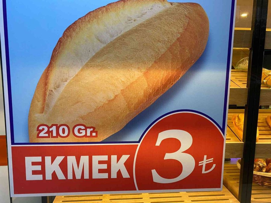 Antalya’da Ucuz Ekmek Kuyruğu