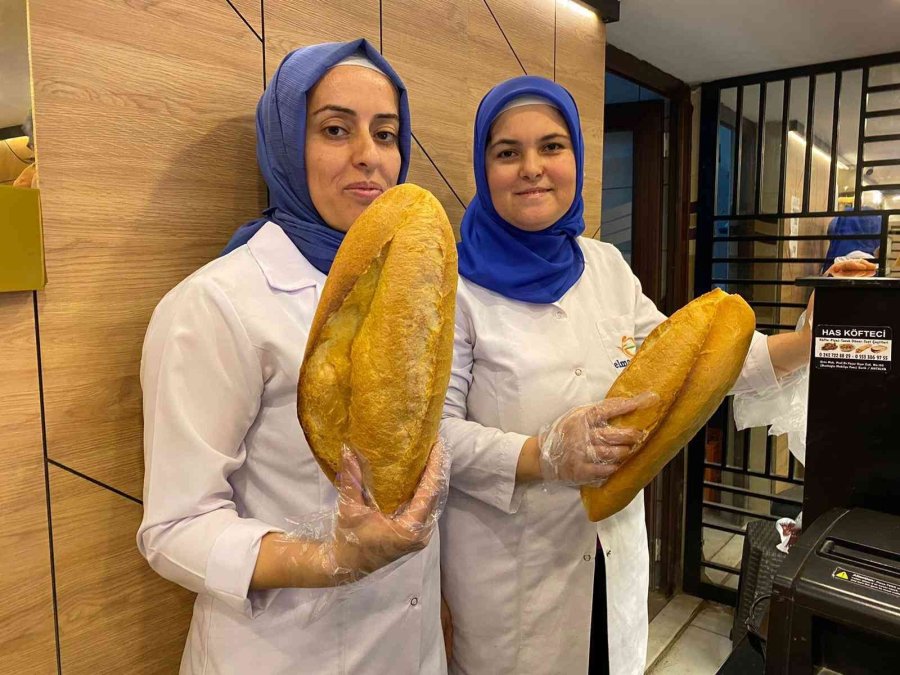 Antalya’da Ucuz Ekmek Kuyruğu