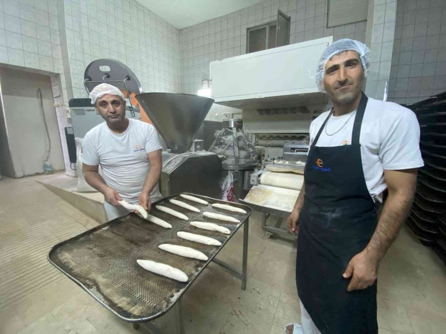 Antalya’da Ucuz Ekmek Kuyruğu