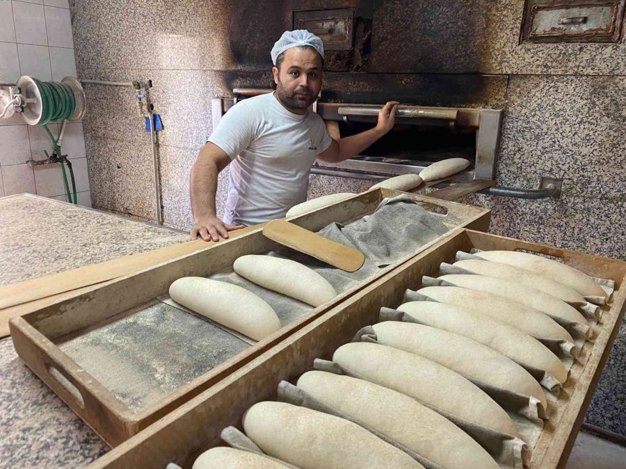 Antalya’da Ucuz Ekmek Kuyruğu