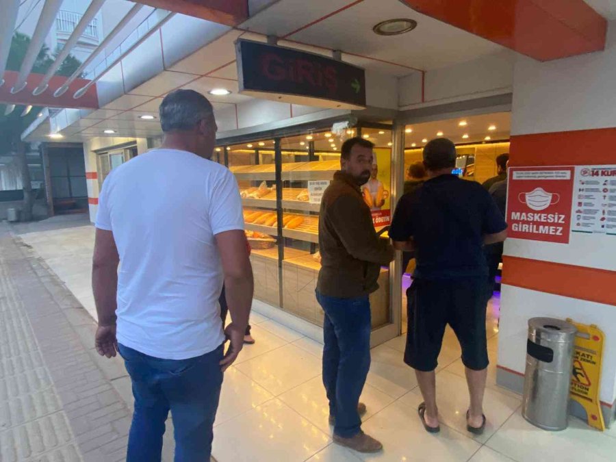Antalya’da Ucuz Ekmek Kuyruğu