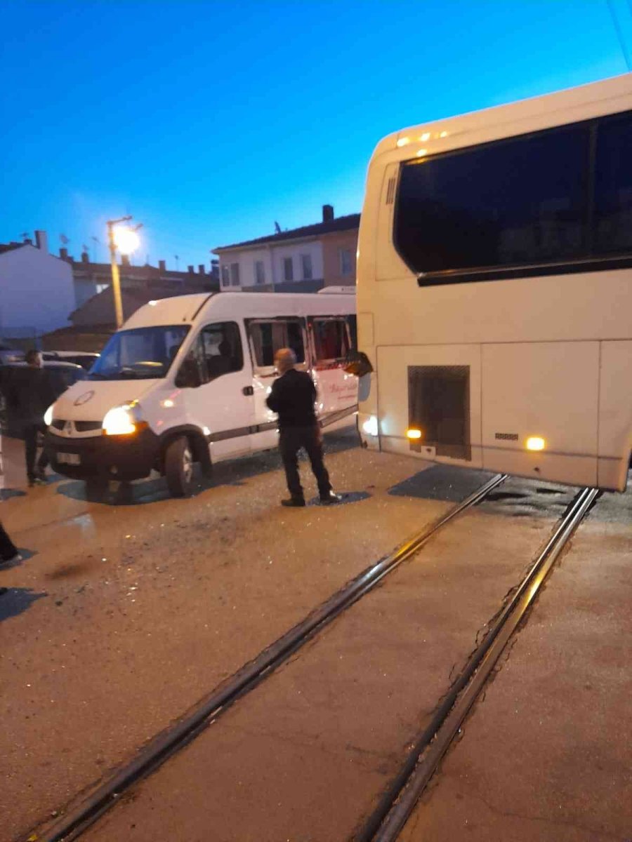 Camları Patlayan Okul Servisindeki Öğrenciler Panik Yaşadı