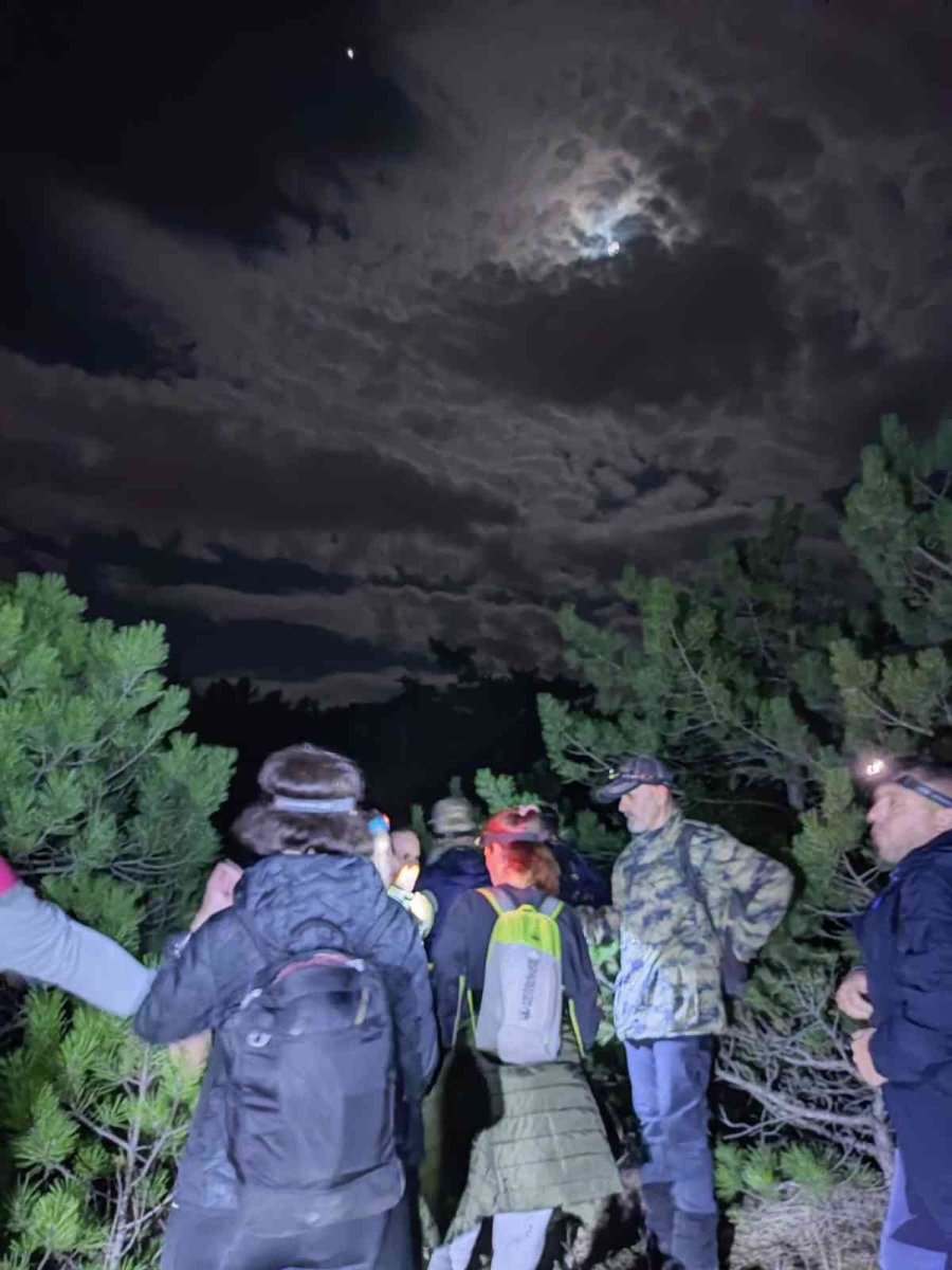 Gece Yürüyüşçüleri 11 Kilometre Mesafe Yürüdü