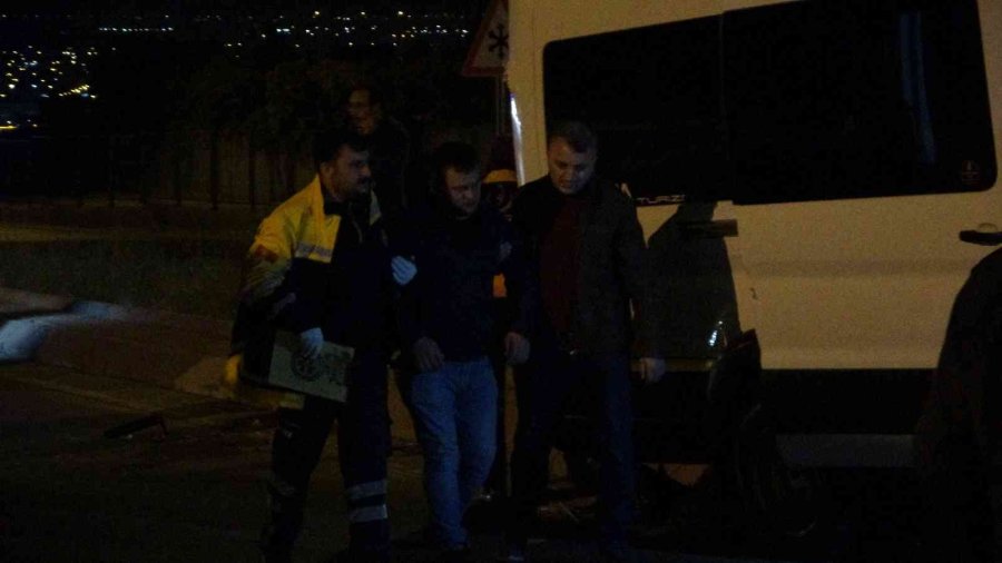 İşçi Servisi Sinyalizasyon Direğine Çarptı: 2’si Ağır 9 Yaralı