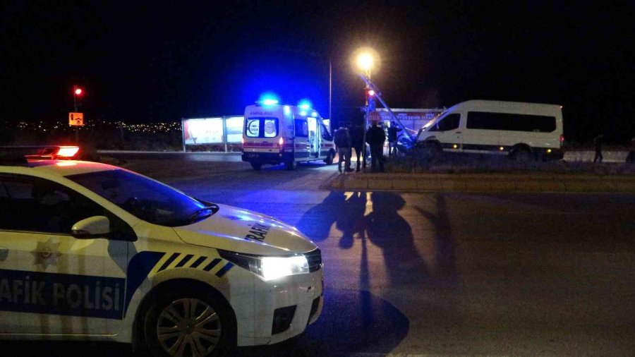 İşçi Servisi Sinyalizasyon Direğine Çarptı: 2’si Ağır 9 Yaralı