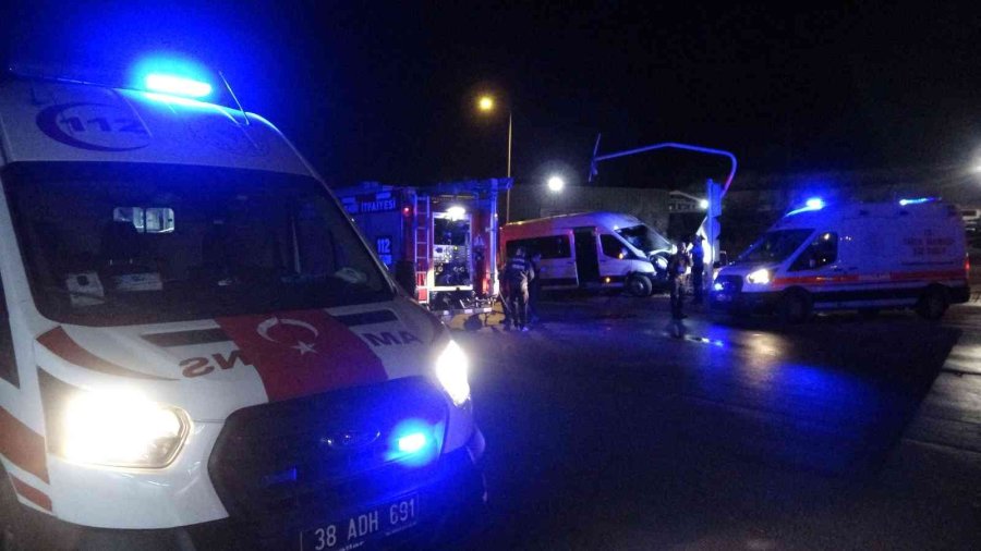 İşçi Servisi Sinyalizasyon Direğine Çarptı: 2’si Ağır 9 Yaralı