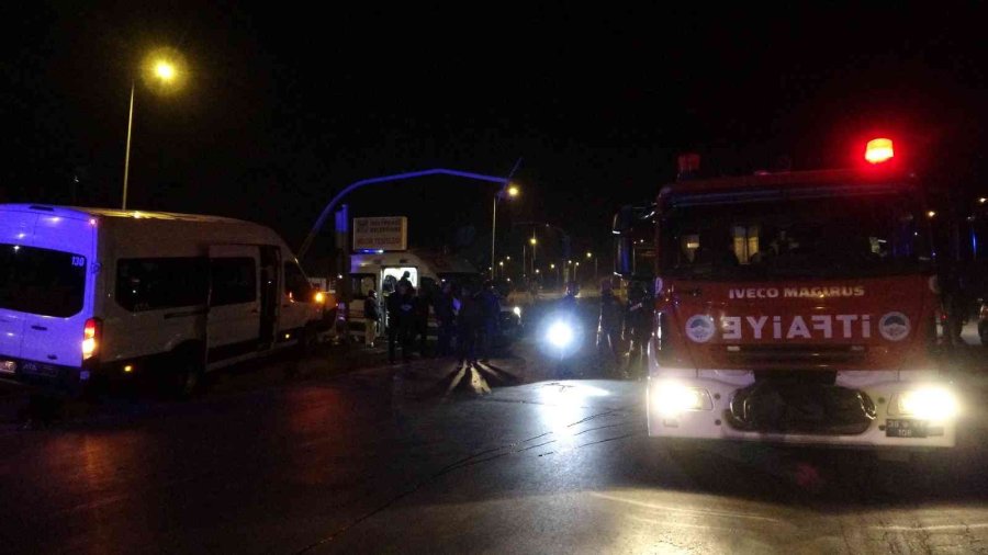 İşçi Servisi Sinyalizasyon Direğine Çarptı: 2’si Ağır 9 Yaralı