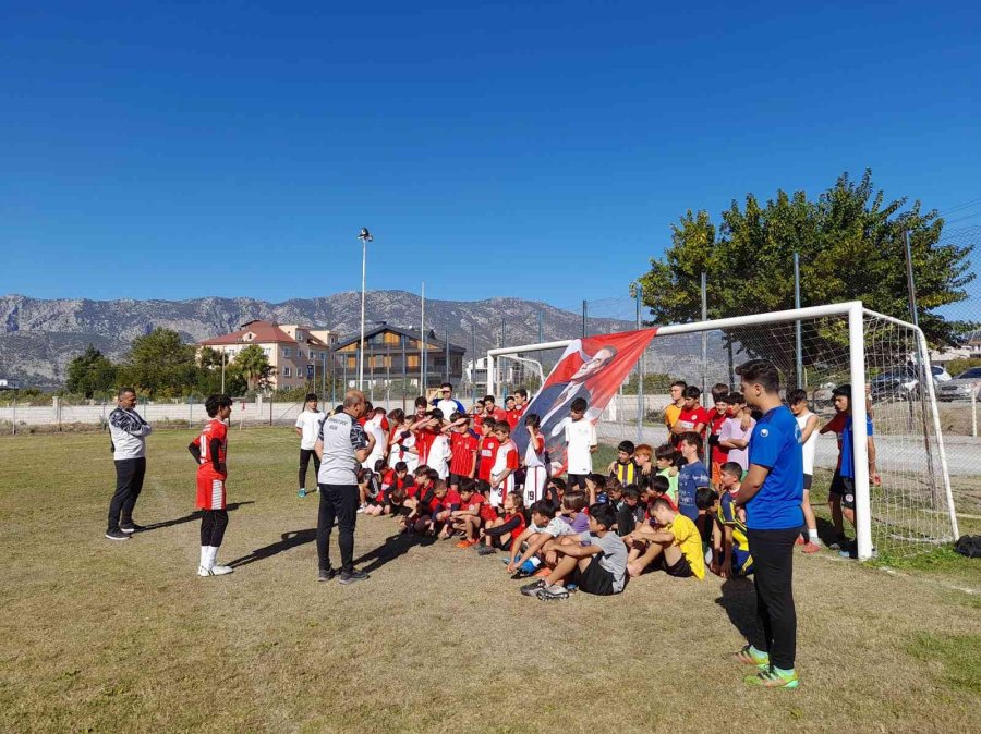 Döşemealtı Belediyesi Futbol Okulu 20 Minik Sporcuya Lisans Çıkarttı