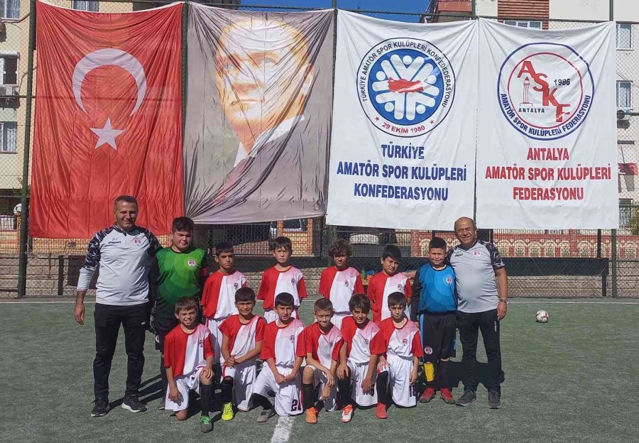 Döşemealtı Belediyesi Futbol Okulu 20 Minik Sporcuya Lisans Çıkarttı