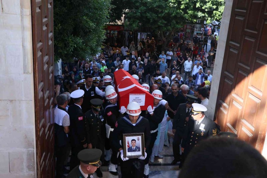 Şehit Annesi Oğlunu Asker Selamı İle Uğurladı