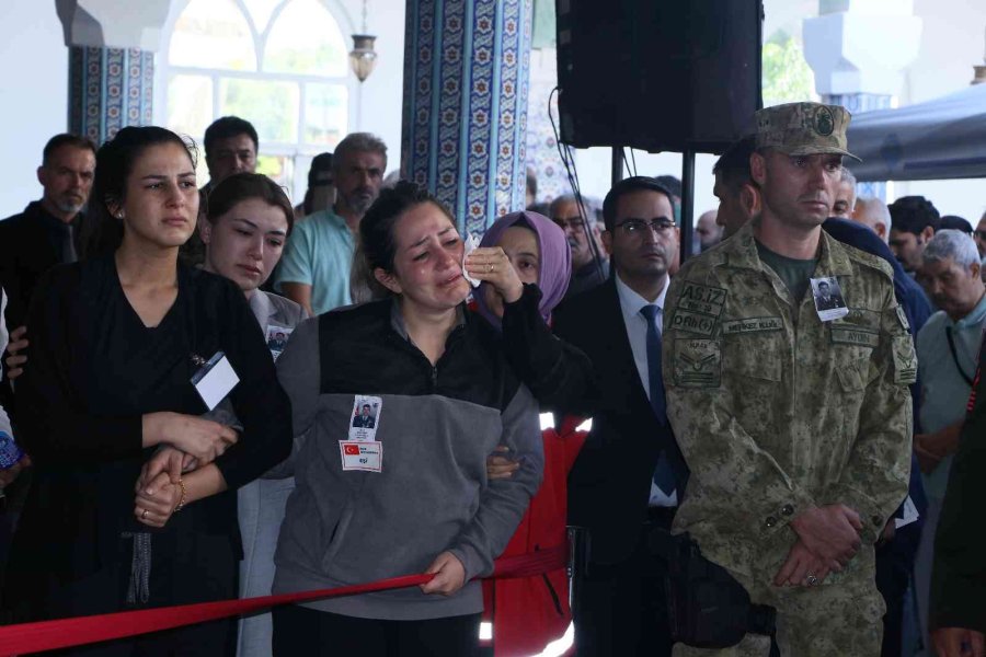 Şehit Annesi Oğlunu Asker Selamı İle Uğurladı