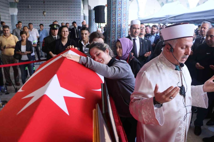 Şehit Annesi Oğlunu Asker Selamı İle Uğurladı