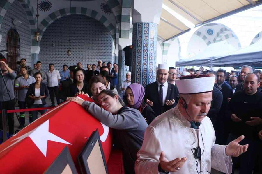 Şehit Annesi Oğlunu Asker Selamı İle Uğurladı