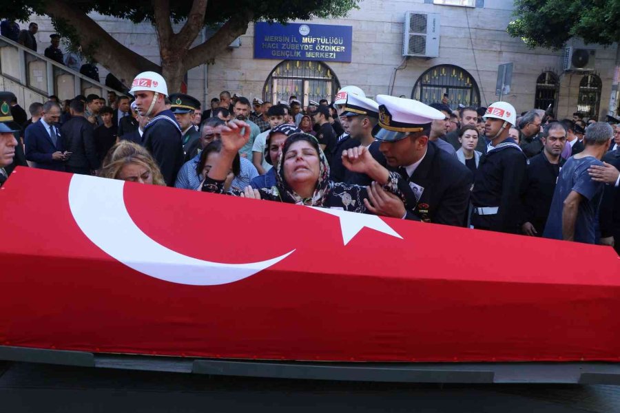 Şehit Annesi Oğlunu Asker Selamı İle Uğurladı
