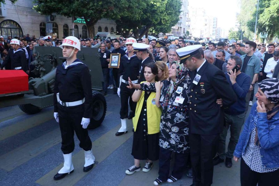 Şehit Annesi Oğlunu Asker Selamı İle Uğurladı